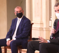 Don Felipe conversa con los asistentes a la audiencia a la Comisión Permanente de la Plataforma del Tercer Sector